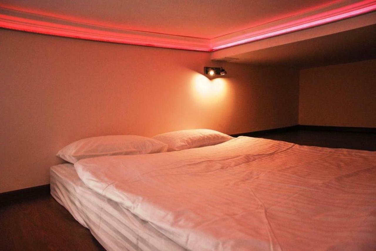 Kyiv Rouge Apartment Ngoại thất bức ảnh